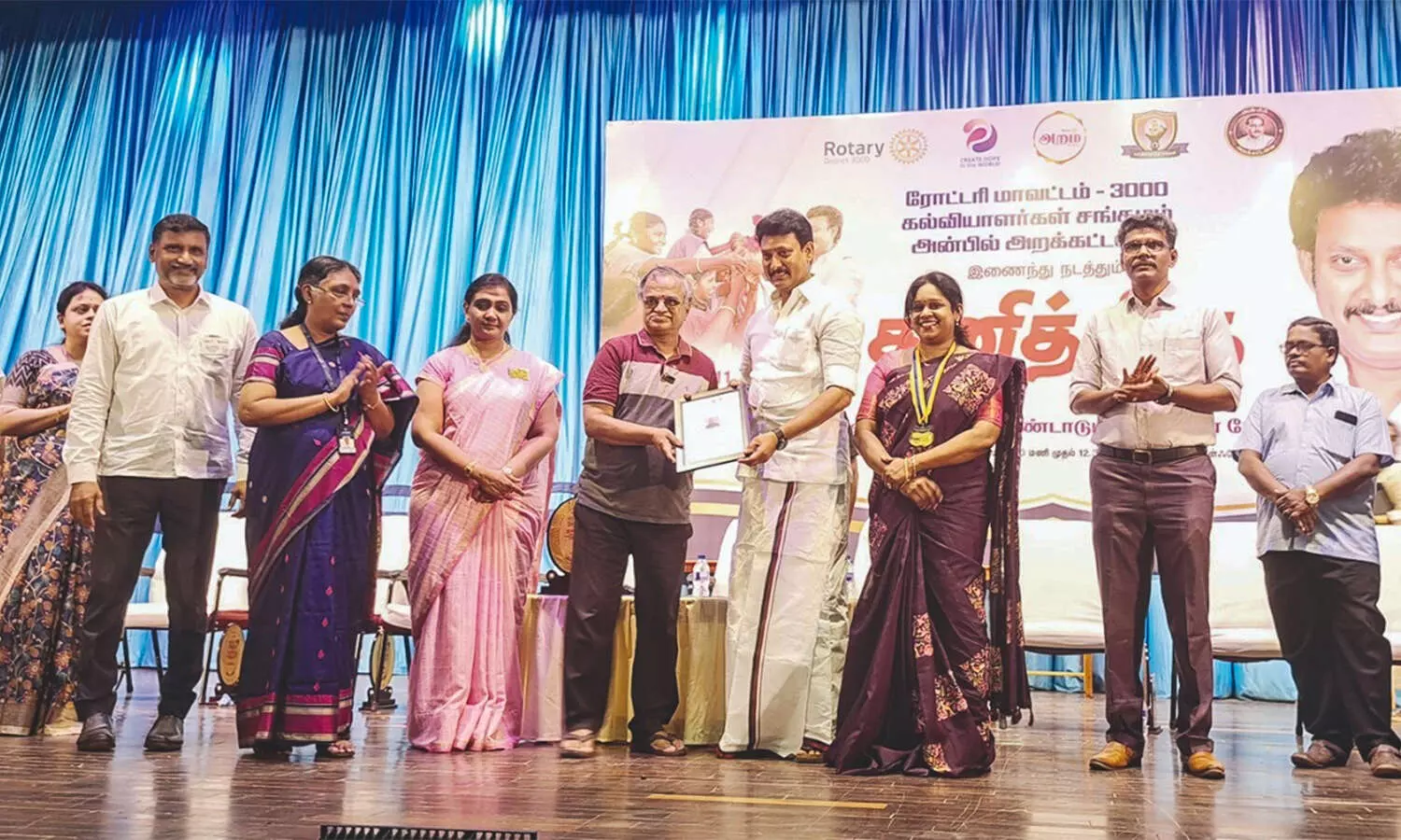 ரோட்டேரியன் கே.சீனிவாசனுக்கு விருது வழங்கி கெளரவித்த அமைச்சர் அன்பில் மகேஷ்! ரோட்டேரியன் கே.சீனிவாசனுக்கு விருது வழங்கி கெளரவித்த அமைச்சர் அன்பில் மகேஷ்!